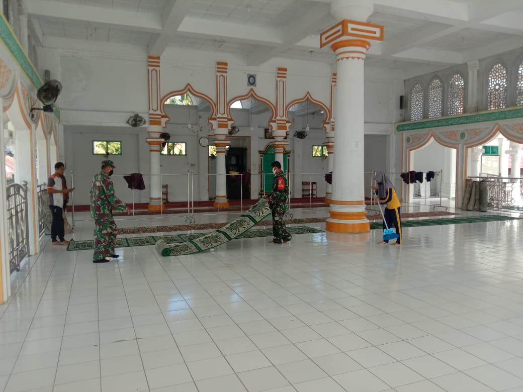 Kerja Bhakti, Babinsa Koramil 03/Meukek Bersama Mahasiswa PKL Bersihkan Mesjid Labuhan Tarok I