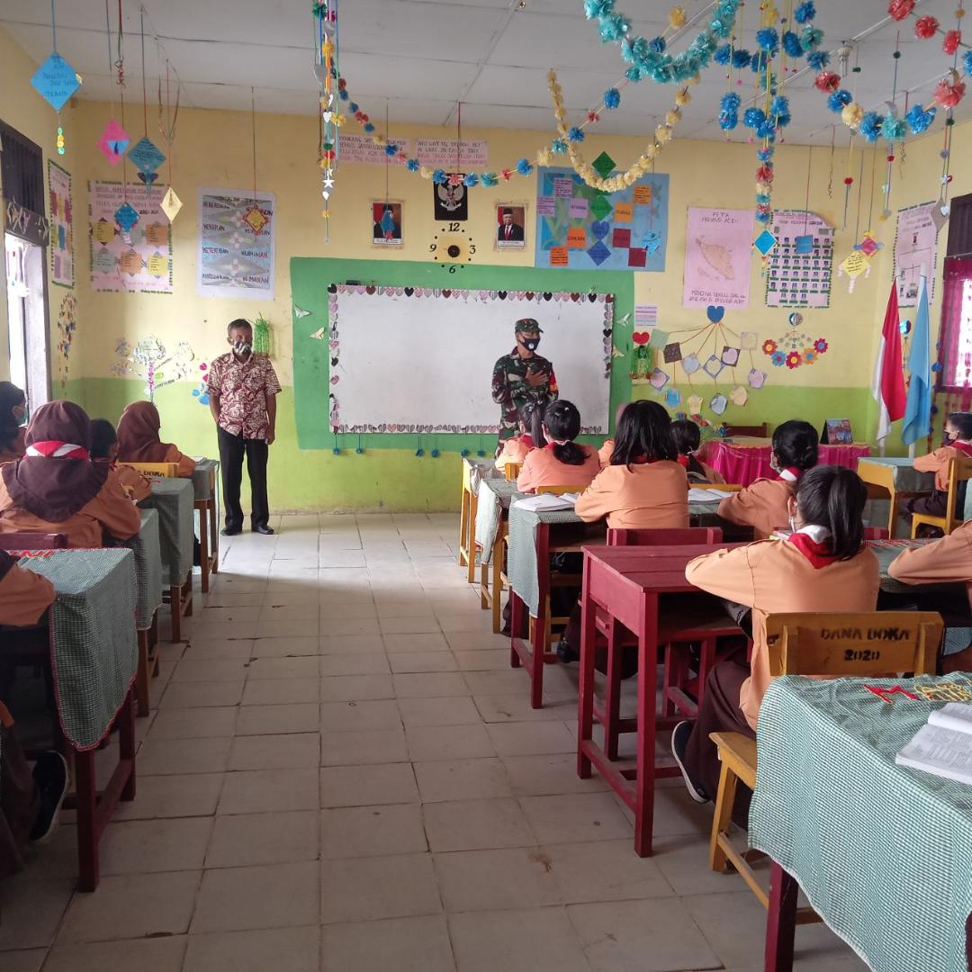 Babinsa Berikan Penyuluhan Narkoba di Sekolah SMPN Tanah Merah Kecamatan Badar