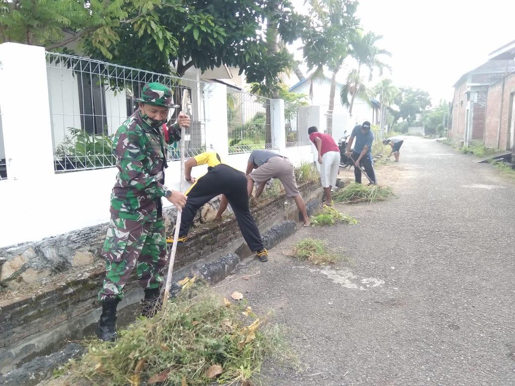 Babinsa Sertu Karmanto Gotong Royong Bersama Warga Binaan