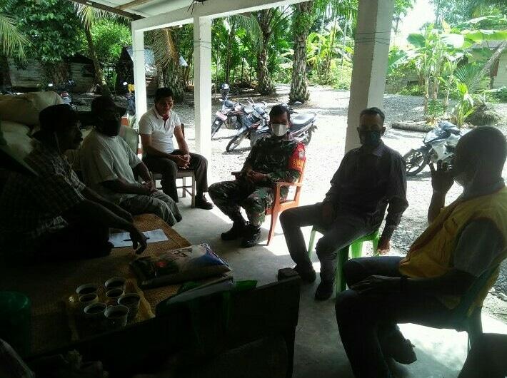 Babinsa Koramil 08/Kuala Laksanakan Komsos Hanpangan dengan Petani