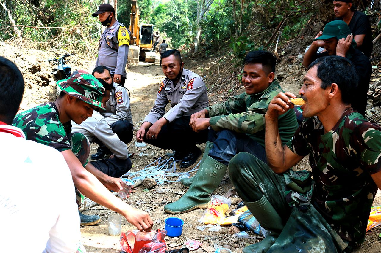 Harmonis, Anggota Satgas TMMD dan Masyarakat Saat Istirahat   