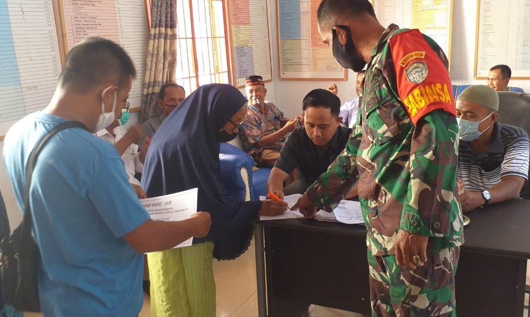 Babinsa Koramil 06/Darul Makmur Dampingi Pembagian BLT di Desa Pulo Teungoh