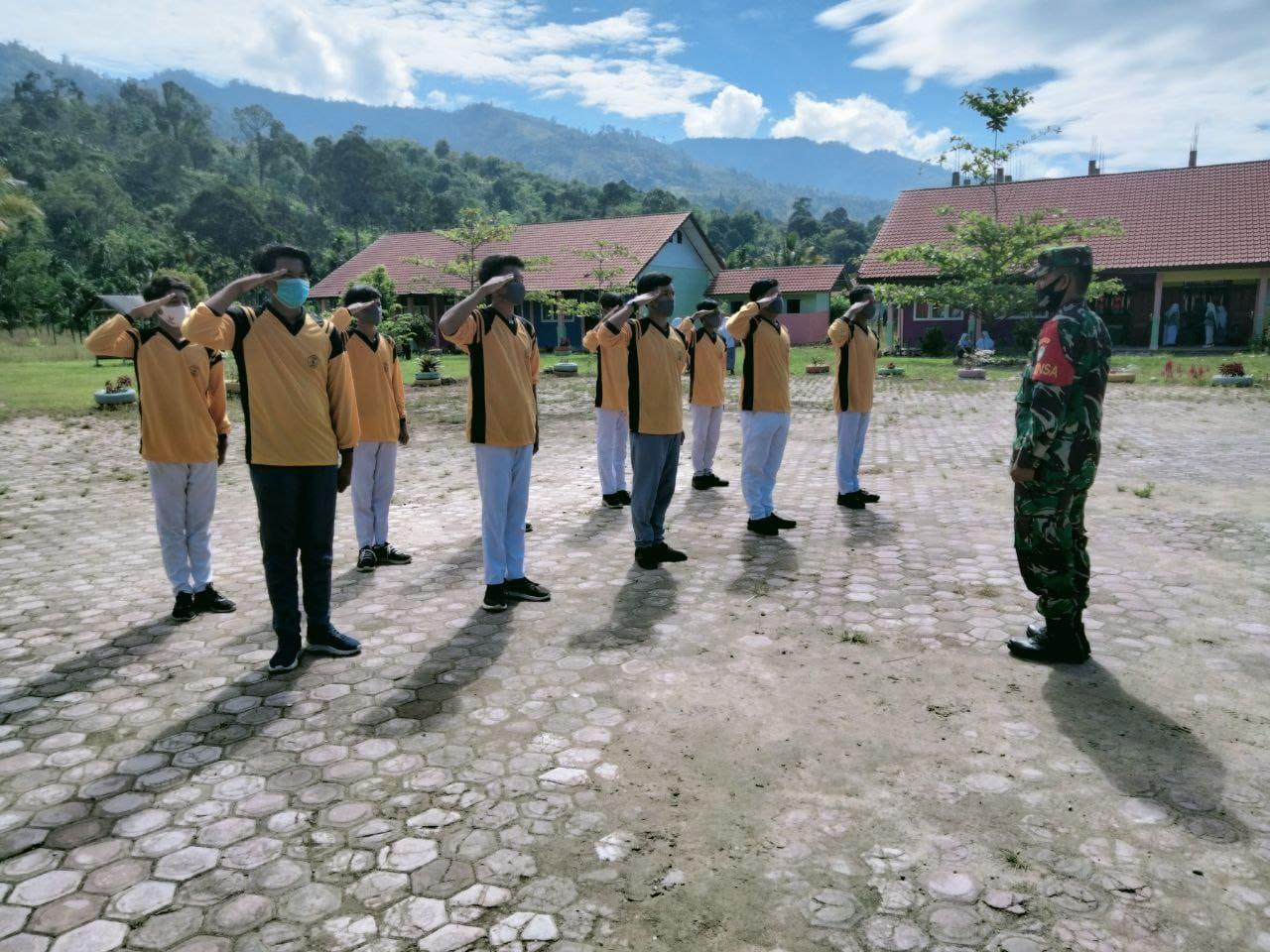 Bentuk Mental Disiplin Dan Karakter Mandiri, Babinsa Latihkan PBB Kepada Siswa SMAN I Ketambe