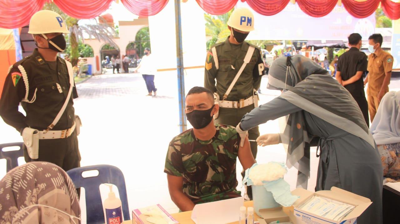 Sukseskan Program Pemerintah, Puluhan TNI/Polri Ikut Ambil Bagian Terima Vaksinasi Massal