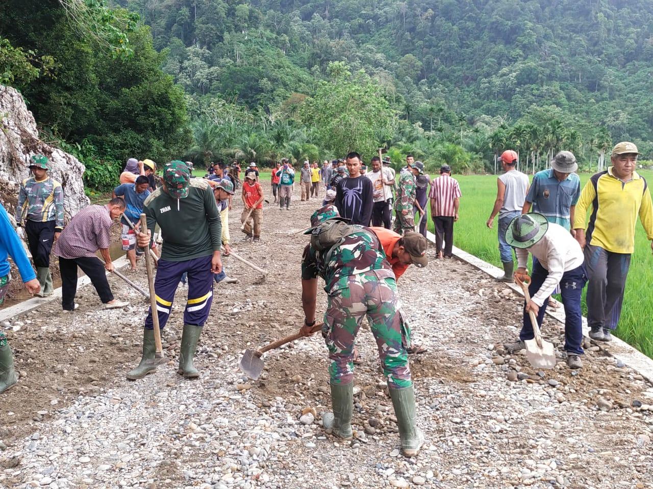 Antusias Warga Krueng Kluet Bersama Satgas Rapikan Badan Jalan di Sasaran Fisik TMMD ke 110 Kodim Aceh Selatan
