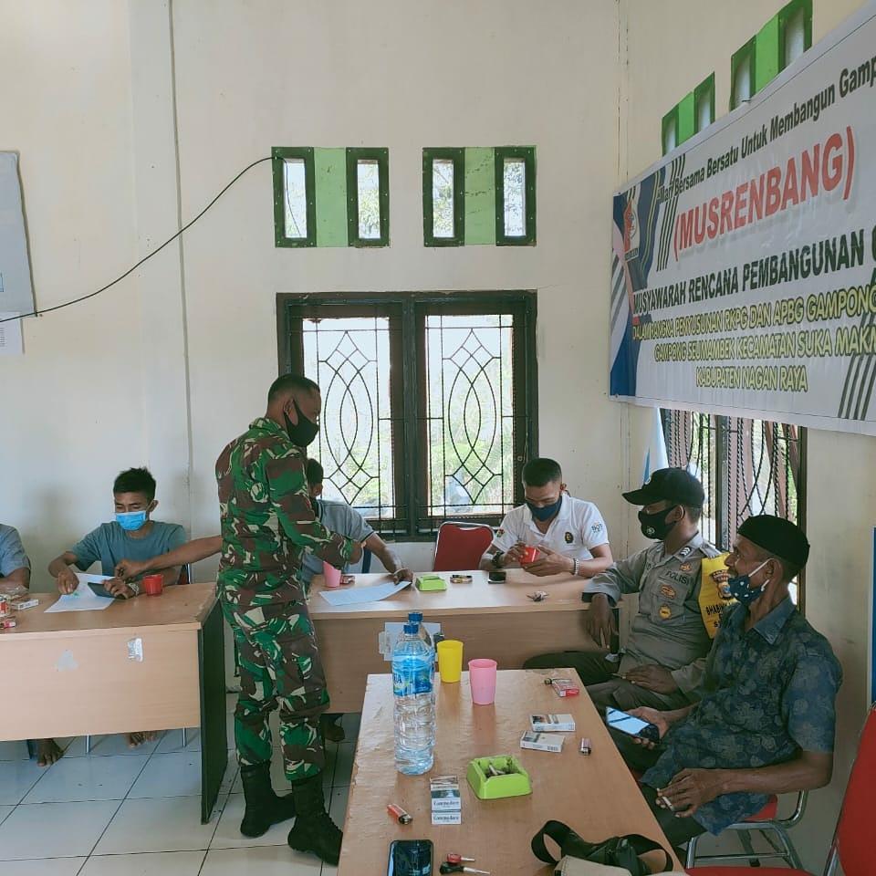 Babinsa Posramil Suka Makmue Laksanakan Komsos Dengan Aparat Desa