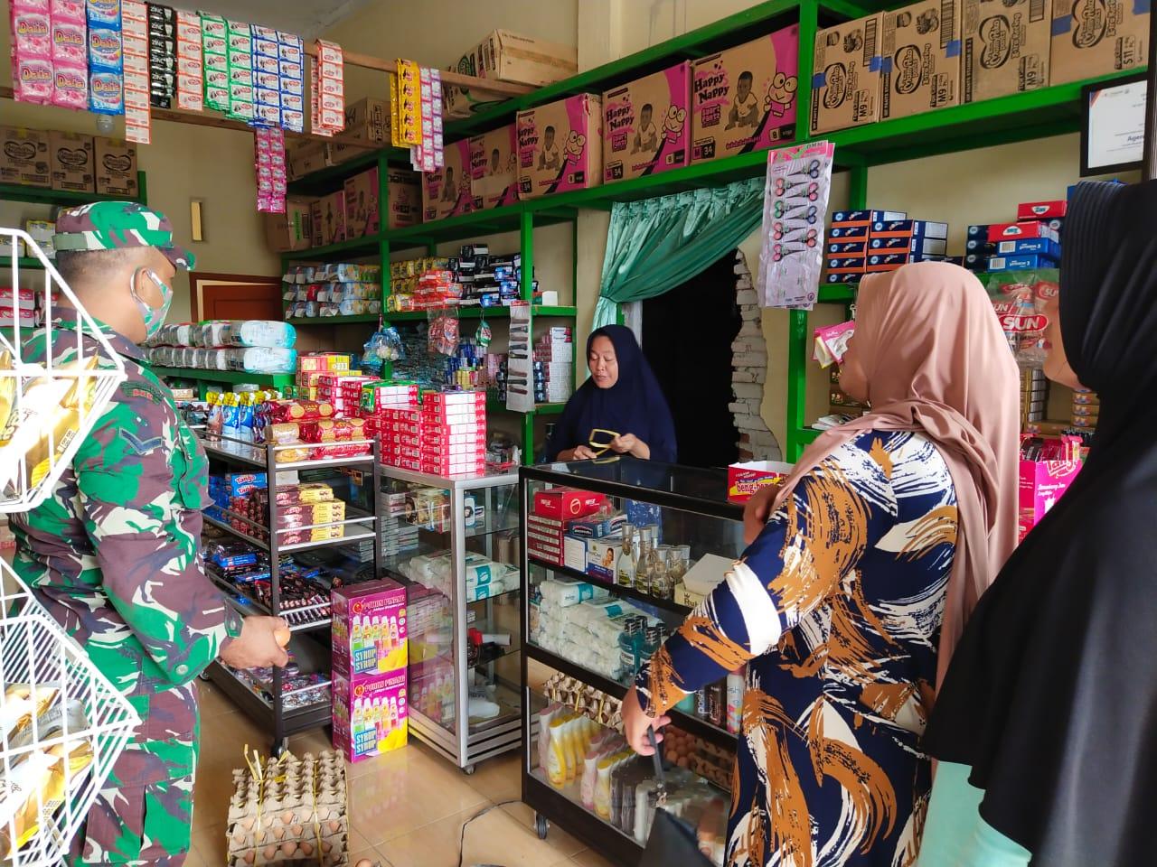 Babinsa Himbau Prokes Sambil Monitor Sembako di Pasar