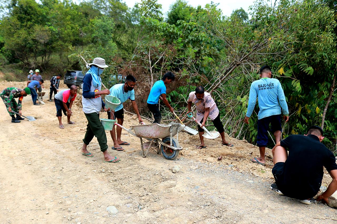 Slogan Bersama Rakyat TNI Kuat Terbukti di Lokasi TMMD 110
