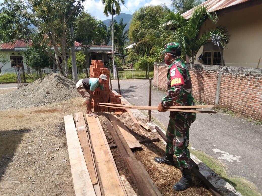 Babinsa Sertu Mukhlis Turut Bantu Bangun Rumah Warga Binaan