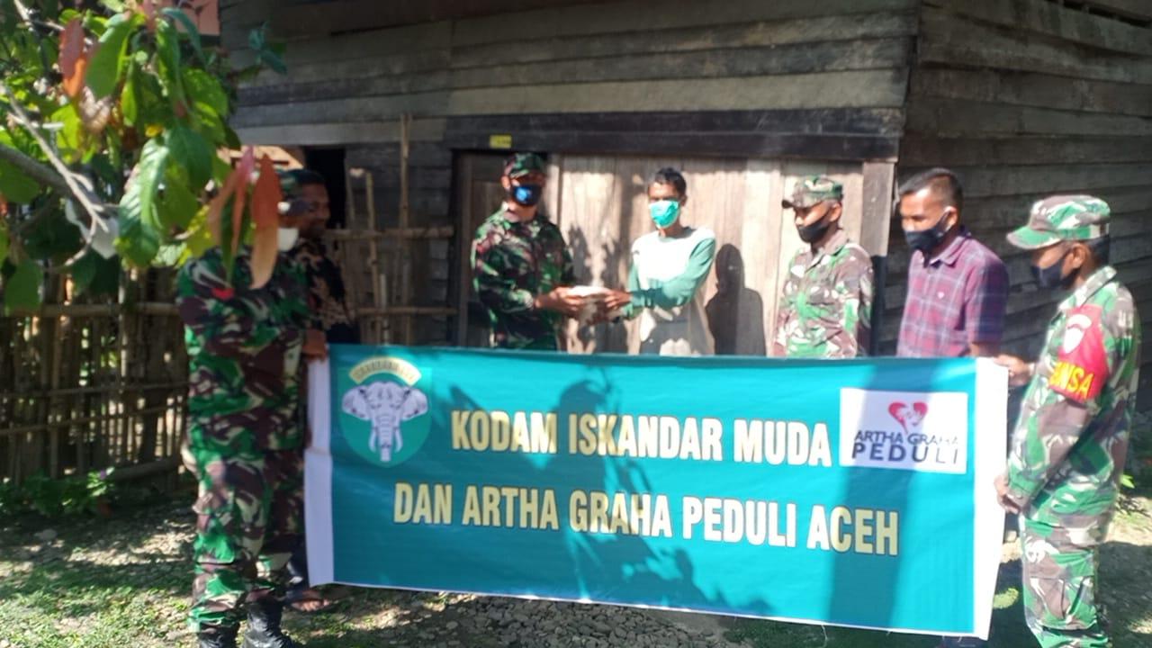 Peduli Terhadap Warga Kurang Mampu, TNI Bersama Yayasan Kemanusian Salurkan Bantuan Sembako