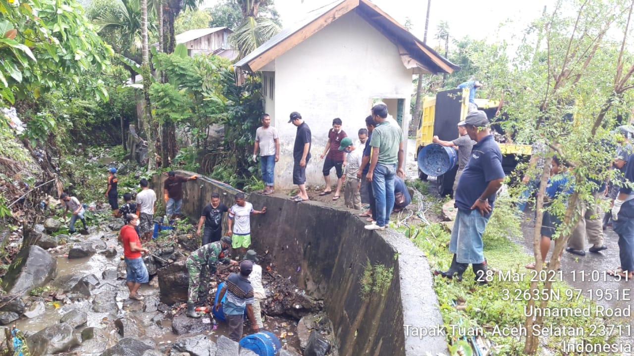 Cipta Lingkungan Bersih dan sehat, Babinsa Koramil 01/TT Bersama Warga Gotong Royong Bersihkan Parit Desa