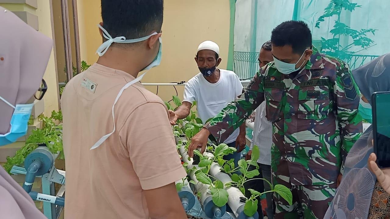 Kolaborasi dengan Dinas Pangan Aceh Selatan, Satgas TMMD ke 110 Kodim 0107/Asel Beri Pelatihan Tanaman Hidroponik Bagi Warga