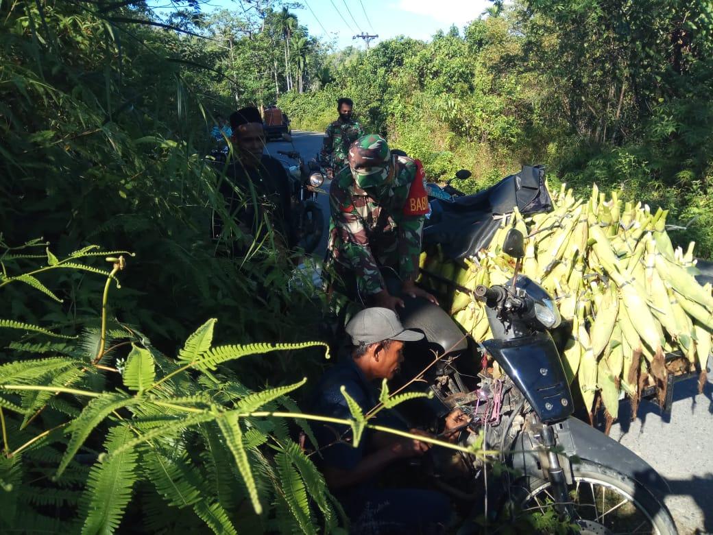 Mengalami Keruskan Mesin, Babinsa Respek Bantu Pedagang Keliling