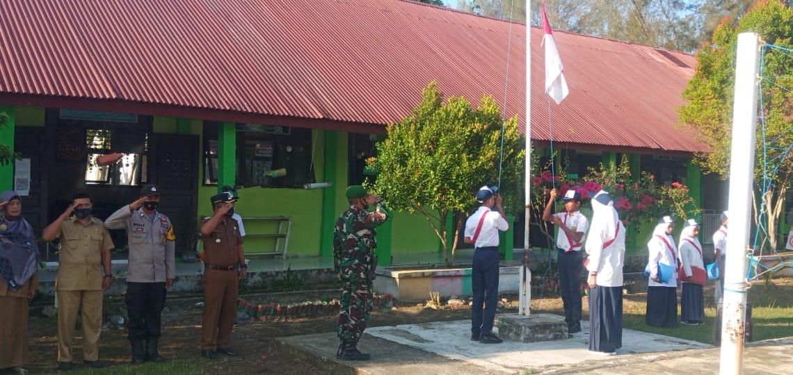 Danramil 02/Lhok Kruet Bertindak Sebagai Pembina Upacara Bendera