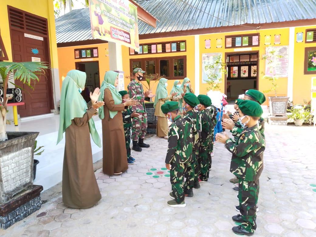 Babinsa Lageun Motivasi Anak TK Untuk Bercita – Cita