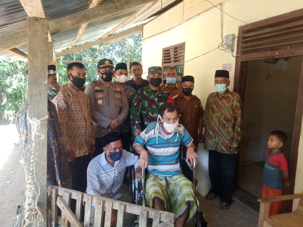 Danramil 01/Sungaimas Dan Forkopimcam Kembali Beri Bantuan Kursi Roda Ke Penderita Lumpuh