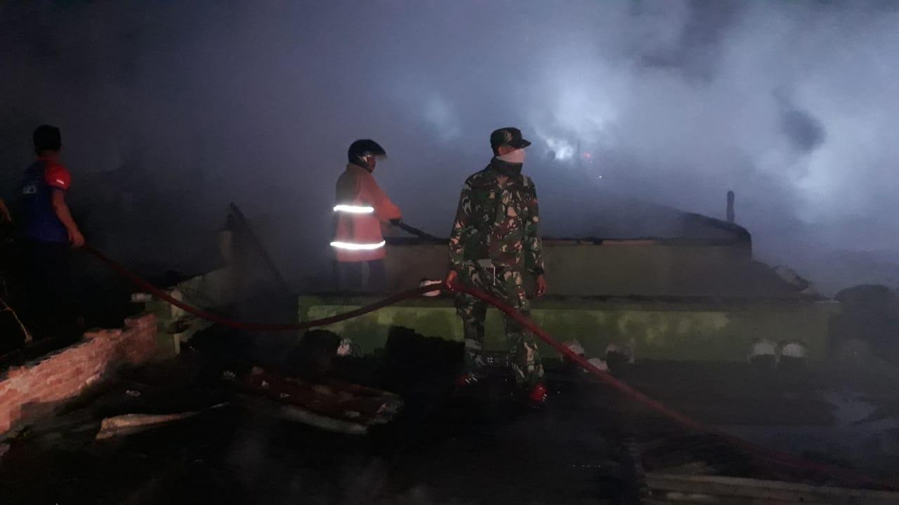 Sijago merah haguskan 8 unit rumah warga kpg,semelit mutiara, kodim 0106/ateng kerahkan pasukan.
