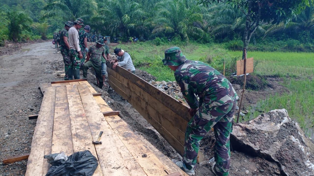 Meski di Guyur Hujan , Satgas TMMD ke 110 Kodim Aceh Selatan Tetap Semangat Kerjakan Pembuatan Talut