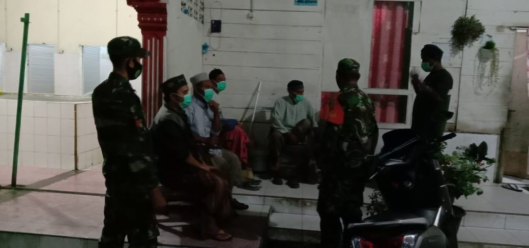 Petugas Posko PPKM Bagikan Masker dan Penerapan Prokes