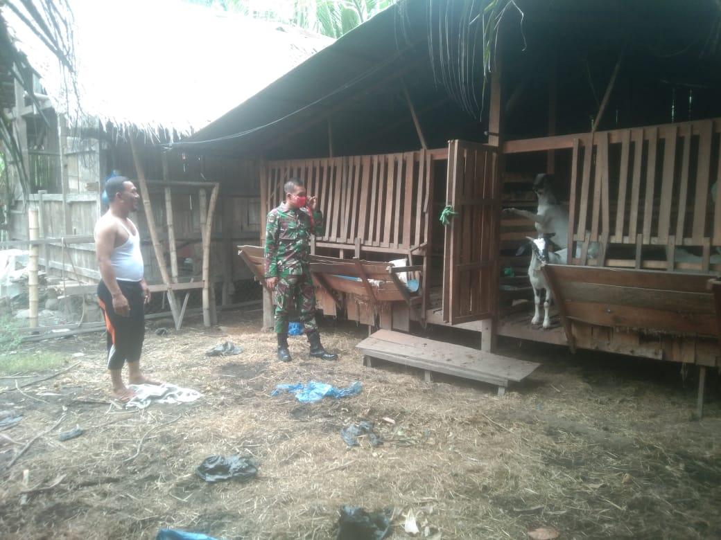 Kedatangan Babinsa Membuat Peternak Kambing Jadi Gembira