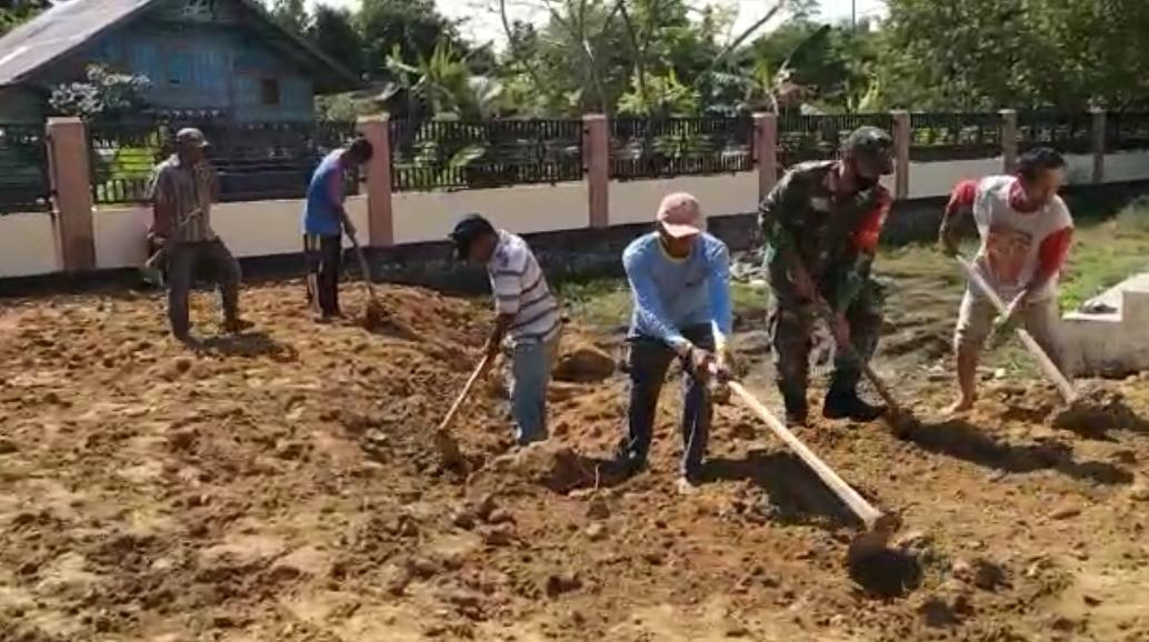 Babinsa Bantu Warga Rapihkan Halaman Tempat Ibadah