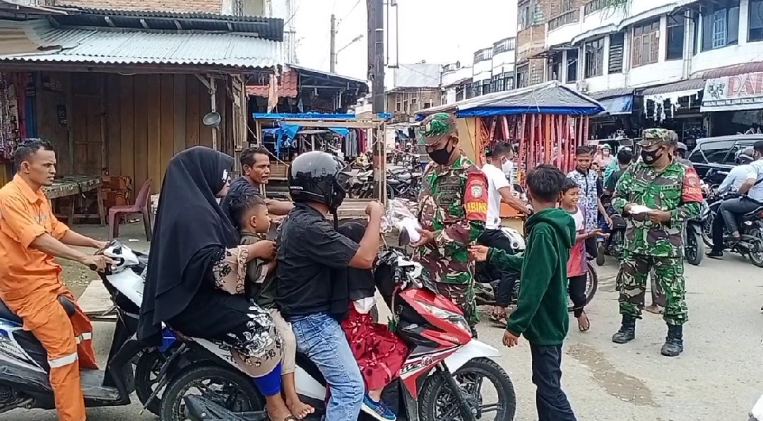 Mengajak Disiplin Prokes, Babinsa 05/Idr Bagikan Masker Kepada Warga