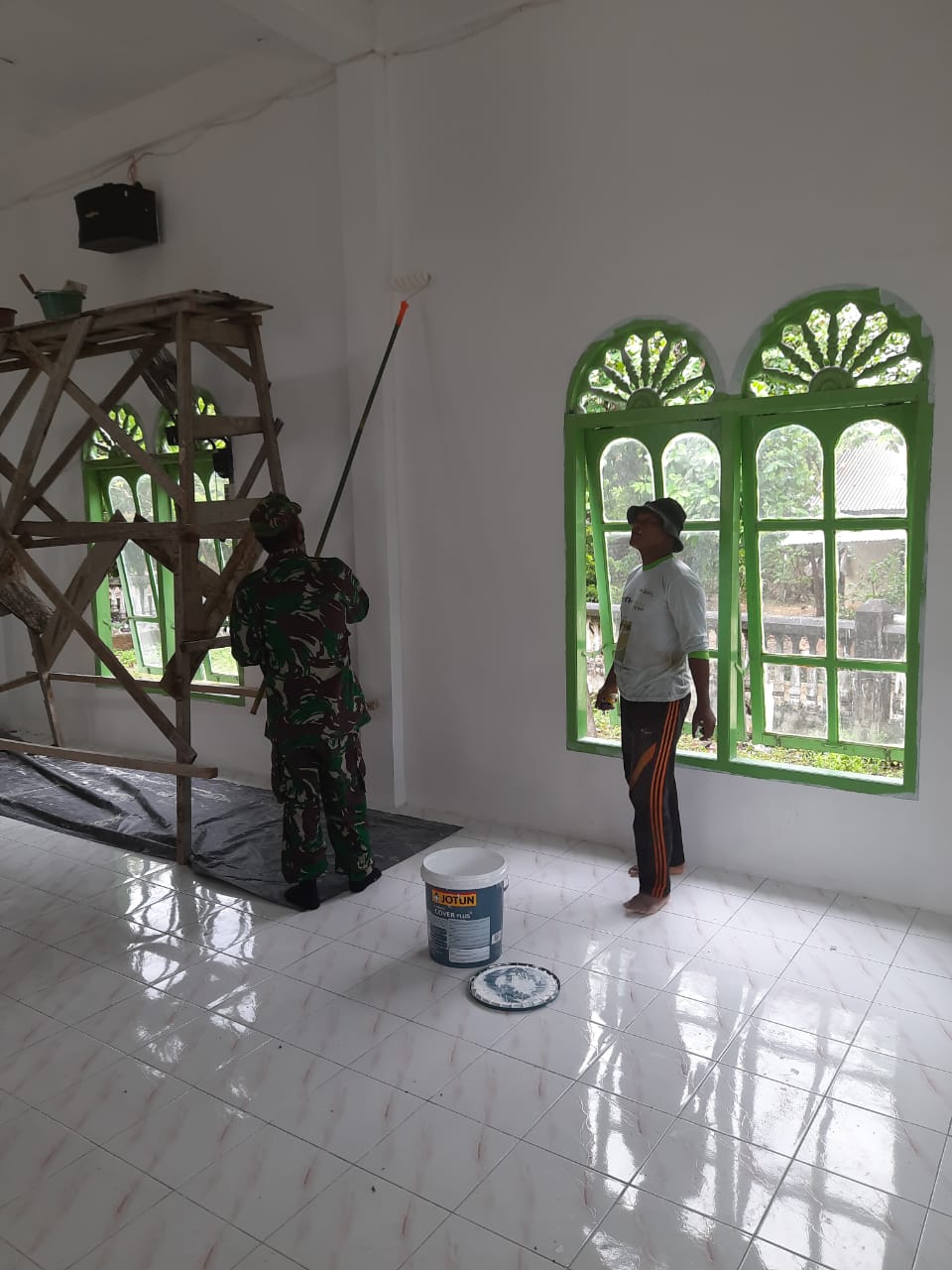 Jaga Kebersihan Dan Keindahan, Babinsa Bersama Masyarakat Gotong Royong Bersihkan dan Cat Masjid