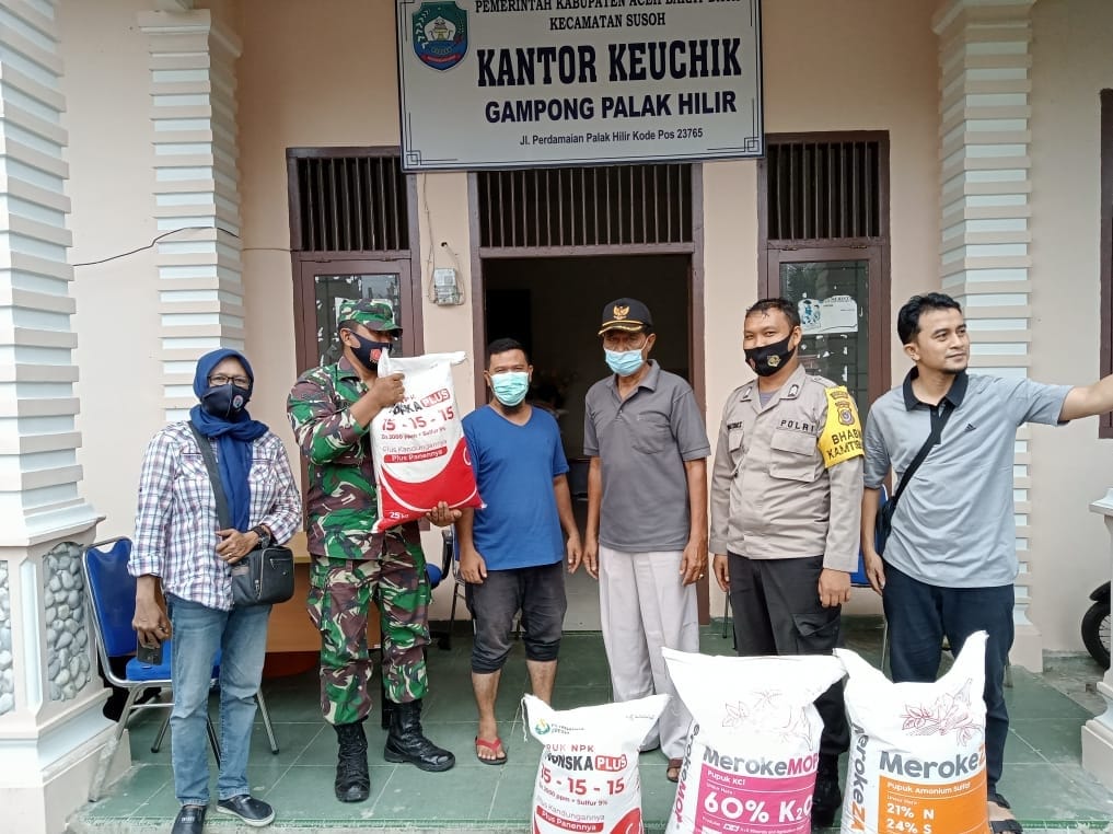 Babinsa Dampingi Perangkat Desa Bagi Pupuk Non Subsidi Kepada Petani