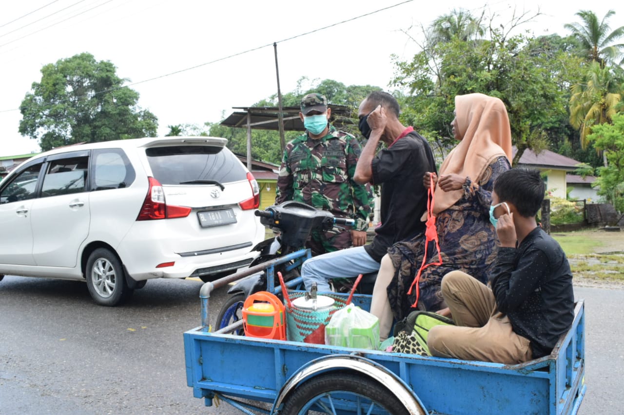 Ingatkan Masyarakat Dalam Disiplin Protkes, Personil Provost Batalyon 115/ML Raider Khusus Lakukan Sosialisasi