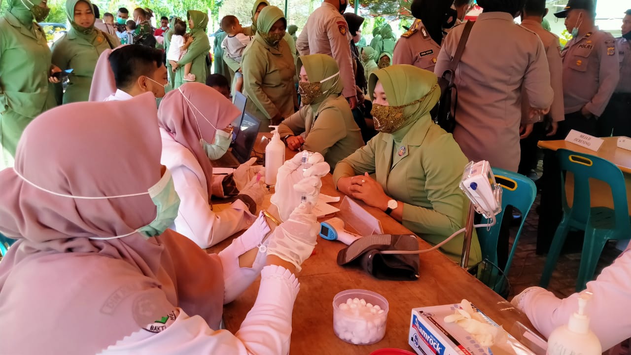 Ratusan Ibu-Ibu Persit KCK Cabang XXXII Kodim 0110/Abdya Melaksanakan Suntik Vaksinasi Sinovac