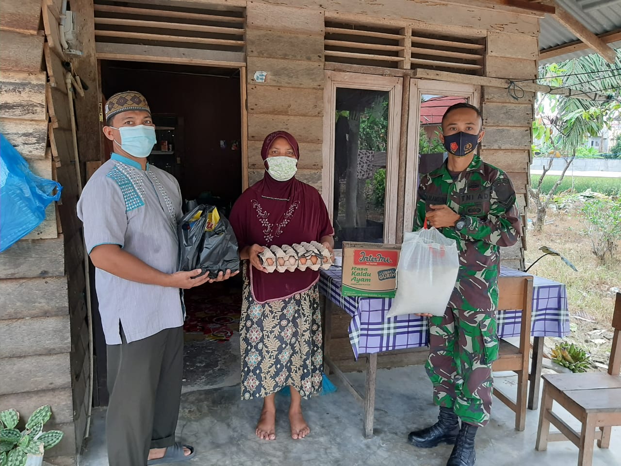 Kodim 0104/Atim Gelar Jum’at Berkah, Bagi Sembako Untuk Warga Terdampak Covid-19