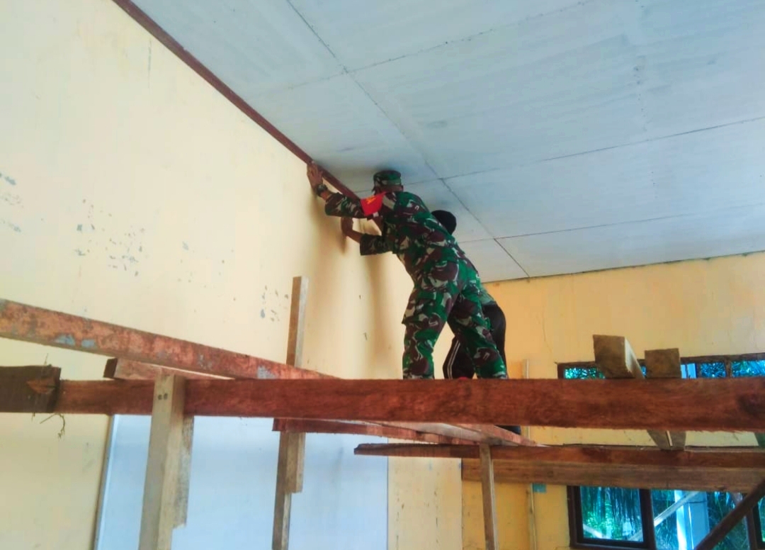 Babinsa Ramil 09/Nrs Bantu Warga Perbaiki Meunasah