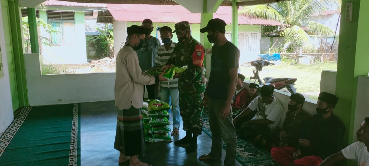 Berbagi Dengan Sesama, Babinsa Kodim Abdya Salurkan Bantuan Beras Ke Ponpes
