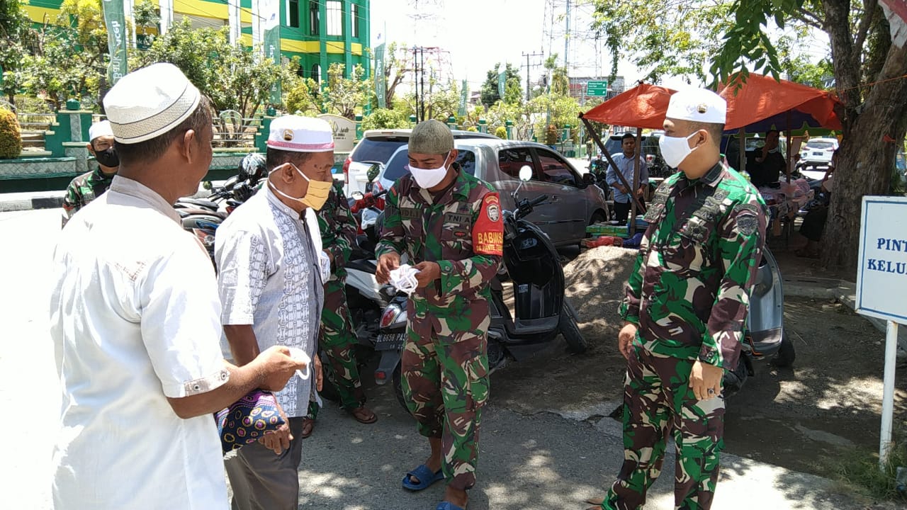 Upaya Menghambat Penyebaran Covid-19, Kodim 0102/Pidie Bagikan Masker Kepada Jamaah Sholat Jum’at