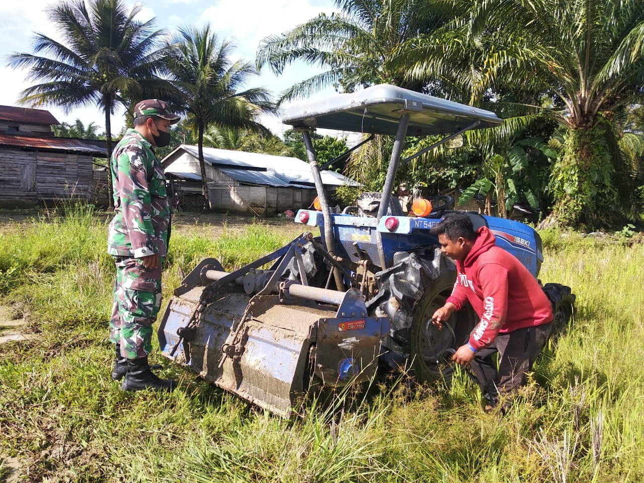 Babinsa Beri Motivasi Moril Kepada Operator Tukang Bajak Sawah