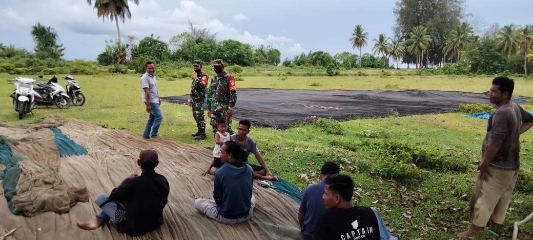 Melalui Komsos Babinsa Bantu Perbaiki Jaring Alat Penagkap Ikan.