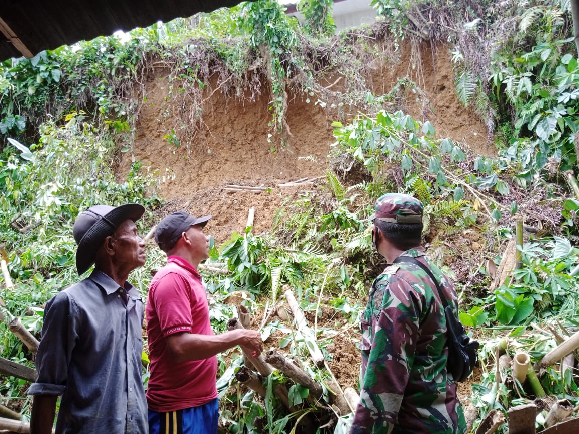 TIDAK ADA ROTAN AKAR PUN JADI ISTILAH INI YANG DIPERBUAT BABINSA DEMI MEMBANTU WARGA YANG TERKENA TANAH LONGSOR
