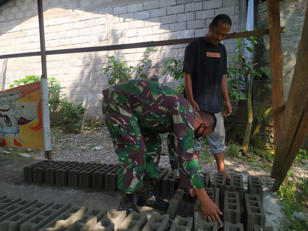 Bantu Perekonomian Warga, Babinsa Bantu Pengrajin Batako