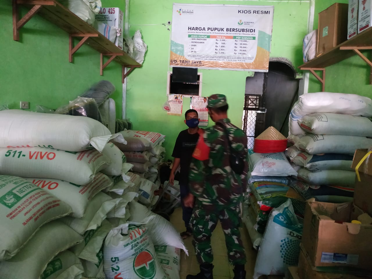 Babinsa Cek Persediaan Pupuk Subsidi