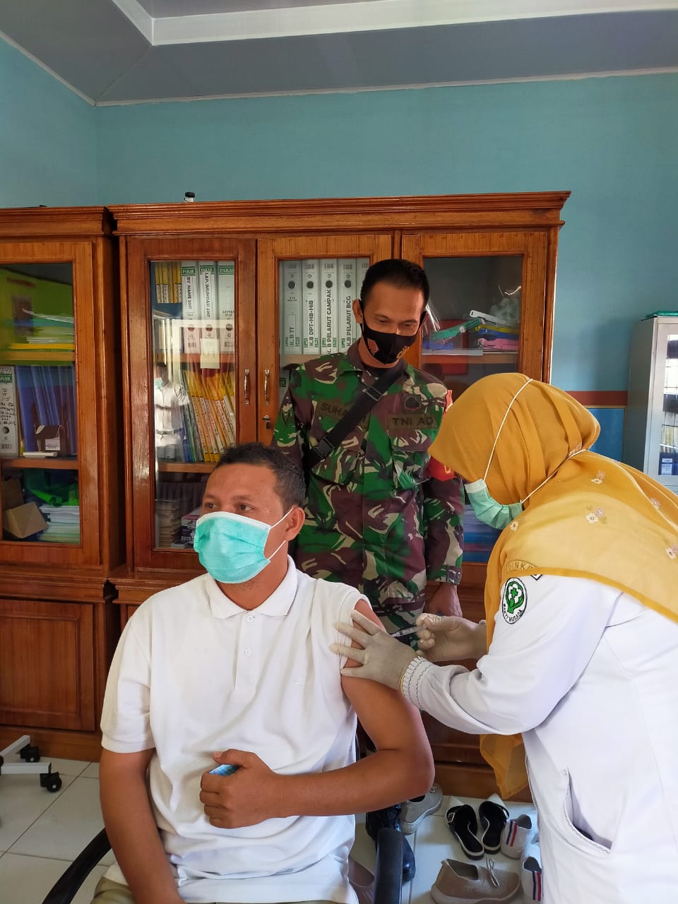 Babinsa Dampingi Suntik Vaksin Sinovac