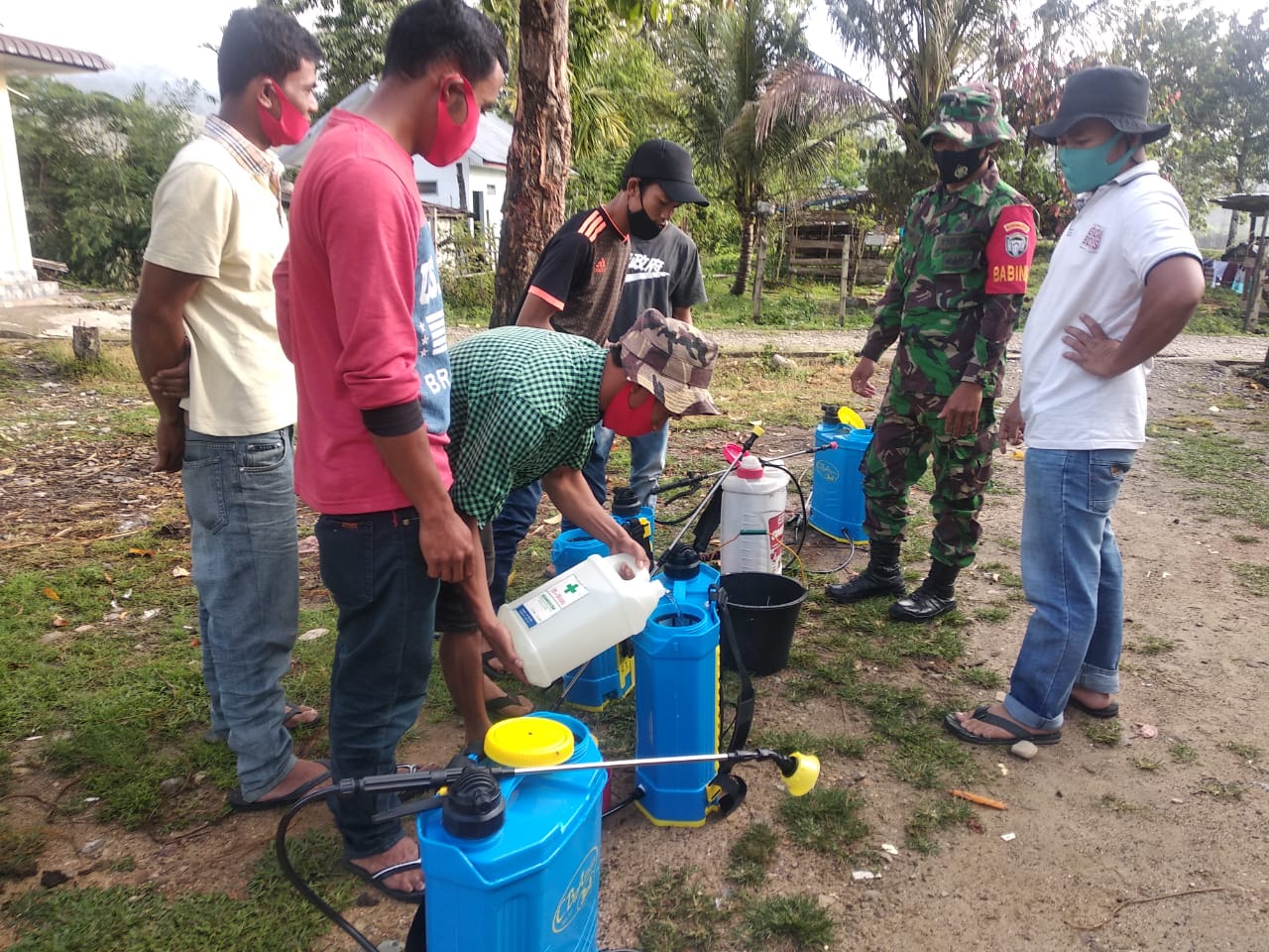 Babinsa Bersama Warga Tetap Lakukan Penyemprotan Desinfektan Saat Ramadhan
