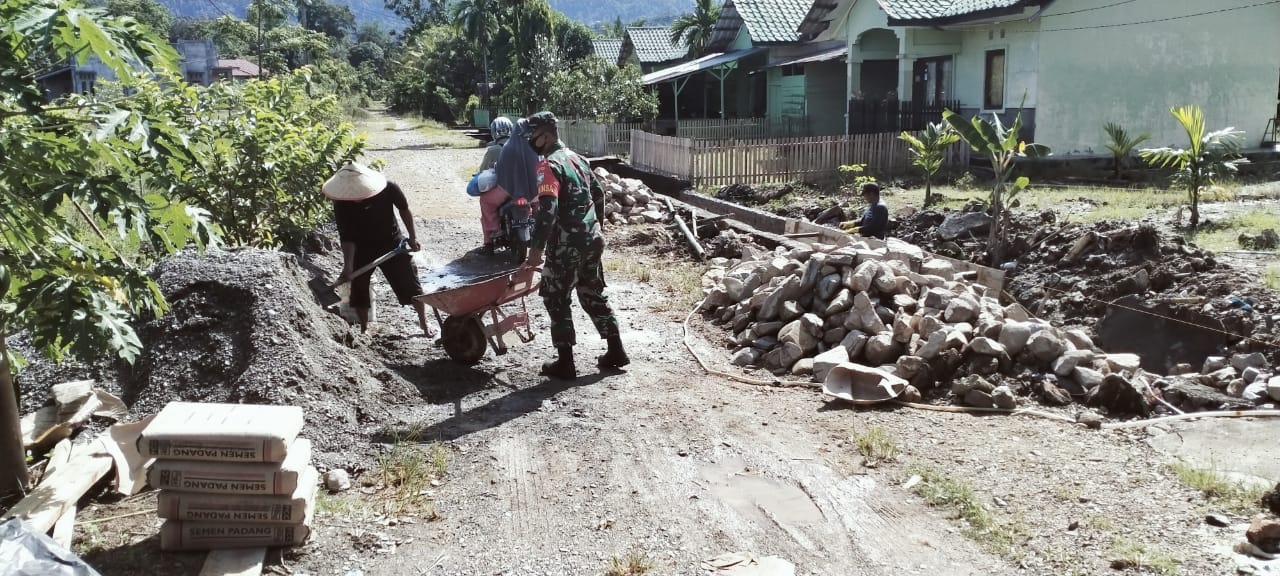 Antisipasi Badan Jalan Amblas, Babinsa Gotroy Dengan Warga