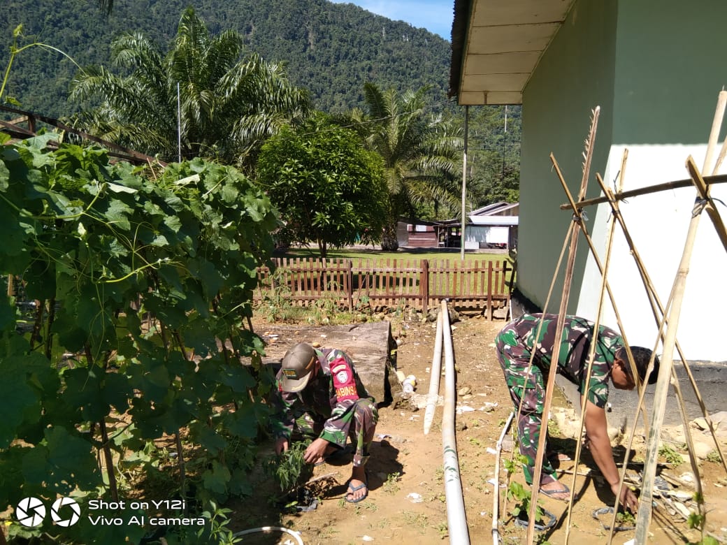 Manfaatkan Lahan Kosong, Personel Koramil 10/SPJ Rawat Sayuran