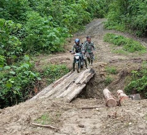 Meski Akses Jalan Sulit, Tak Surutkan Semangat Babinsa Untuk Anjangsana Ke Desa Binaan