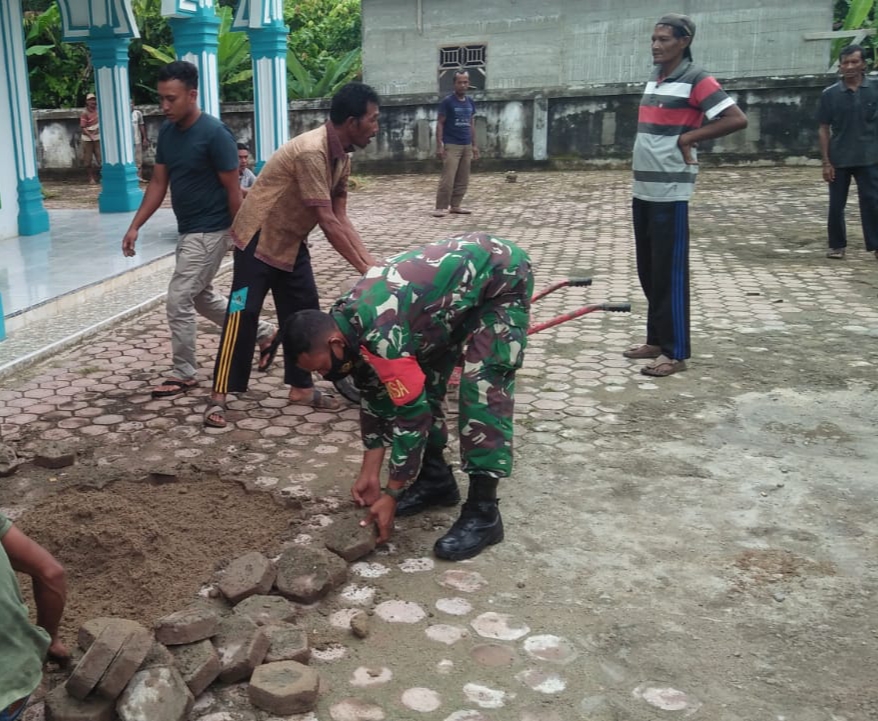 GOTONG ROYONG BERSIHKAN PEKARANGAN MASJID
