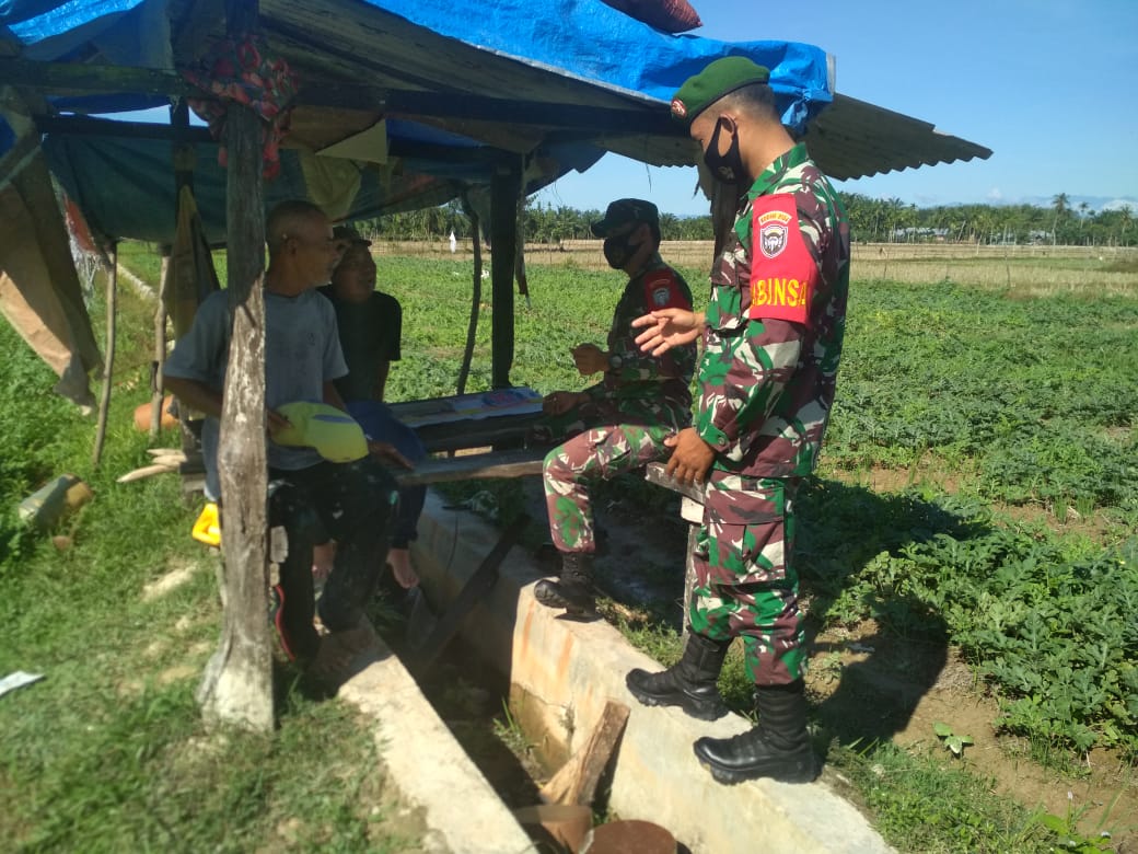 Babinsa Koramil 23/Lgst Anjangsana ke Petani Semangka