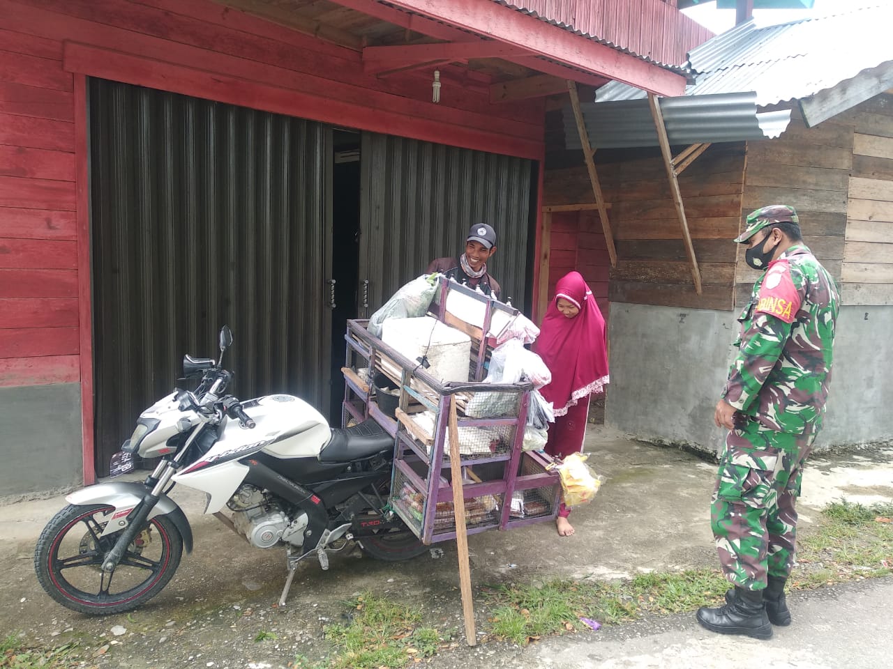 Babinsa Komsos Dengan Pedagang Keliling Dan Pantau Harga Sembako