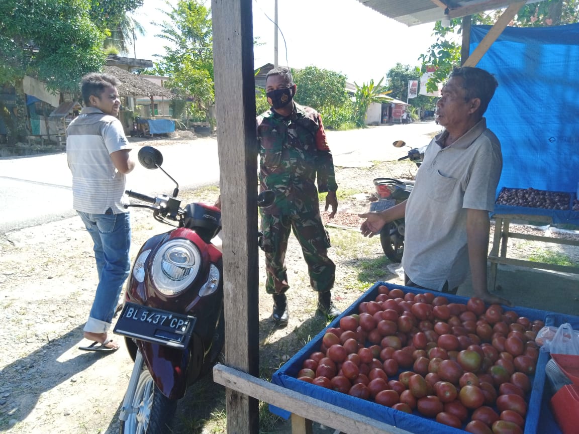 Babinsa Pantau Harga Sembako di Kecamatan Jeumpa