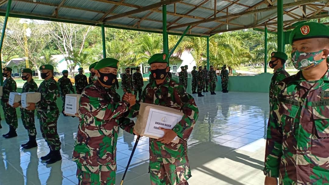 Dandim 0115/Simeulue bagikan masker ke jajaran Koramil untuk masyarakat Pada saat melaksanakan Ibadah