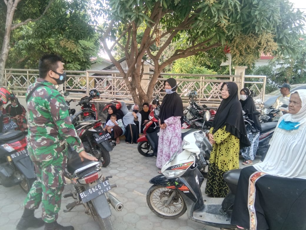 Babinsa Koramil 07/Baitussalam Megajak Warga Tegakan Prokes di Wilayah Desa Binaan